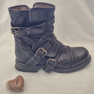 UGG Collection women's size 8 black moto boot